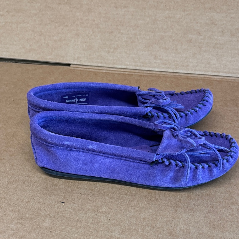 Minnetonka Women's Vibrant Purple Moccasins